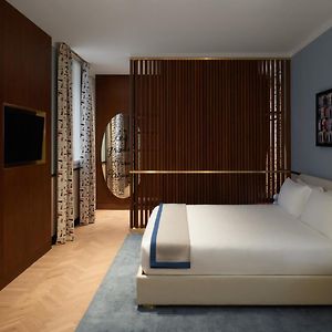 Zimmer mit Kingsize-Bett